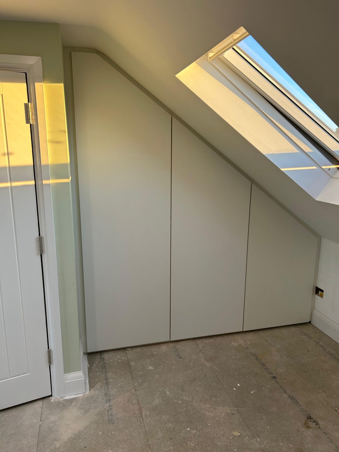 Fitted dressing room with drawers