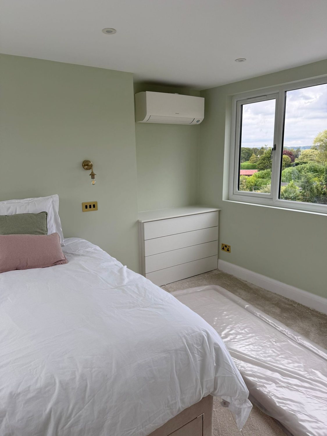 Fitted bedroom with window seat